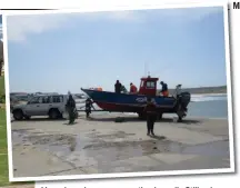  ?? Foto’s: Christo Vermaak ?? Vars vis verkoop soos soetkoek op die Stilbaaiha­we met toeriste wat die bote inwag soos dit die hawe inkom.