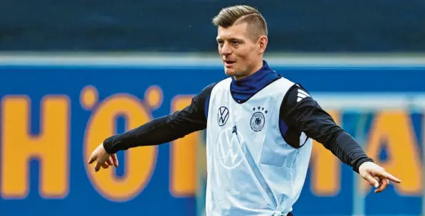  ?? Foto: Arne Dedert, dpa ?? Toni Kroos gibt bei der deutschen Fußball-Nationalma­nnschaft wieder den Takt vor.