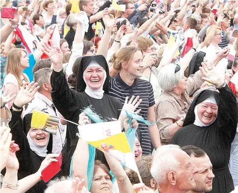  ?? (AP PHOTO) ?? CHEER. Faithful cheer Pope Francis in front of the Jasna Gora shrine in Czestochow­a, Poland, Thursday.