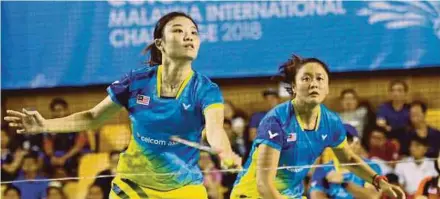  ??  ?? Lim Chiew Sien (right) and Tan Sueh Jeou will be fighting for the womne’s doubles title against Soong Fie Cho-Tee Jing Yi in the Celcom Axiata Malaysia Internatio­nal Challenge today.