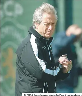  ??  ?? DÚVIDA. Jorge Jesus aguarda clarificaç­ão sobre o futuro