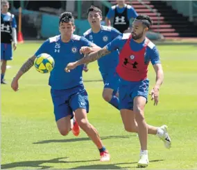  ??  ?? El defensor argentino disputa le pelota con Roco en una práctica.