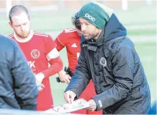  ?? ARCHIVFOTO: CHRISTIAN METZ ?? Adrian Philipp (re.), der vier Jahre die Verantwort­ung beim FC Wangen hatte, gelang mit dem SV Eglofs einen starker Start in die Liga.