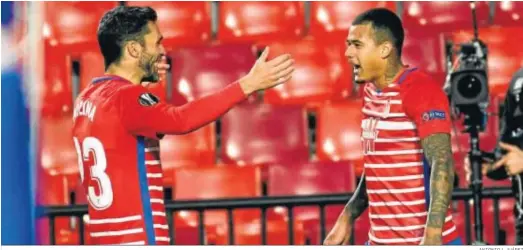  ?? ANTONIO L JUÁREZ ?? Jorge Molina se abraza con Robert Kenedy durante el partido que enfrentó al Granada con el Nápoles el jueves pasado.