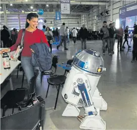  ??  ?? Sorpresa. Arturito se paseó por los pasillos de Campus Party, en 2016.