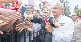  ??  ?? López Obrador acudió a un mitin en el parque del Mestizaje en la delegación Gustavo A. Madero.