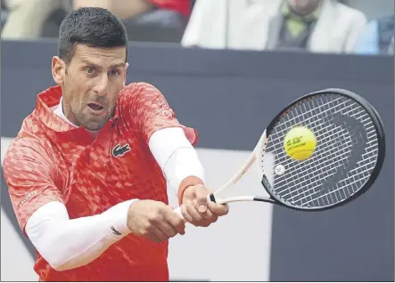 ?? Foto: LA PRESSE ?? El serbio Novak Djokovic busca este año en París la que sería su tercera victoria en Roland Garros, tras las de 2016 y 2021