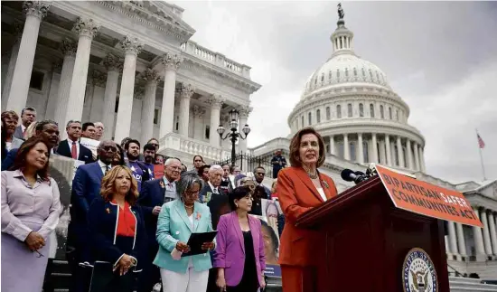  ?? Chip Somodevill­a/afp ?? Nancy Pelosi, presidente da Câmara dos EUA, discursa em Washington; atrás dela, legislador­es e famílias de vítimas de violência armada