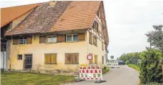  ?? FOTOS: RALF SCHÄFER ?? Das rund 360 Jahre alte Haus Heiseloch 1 ist nach Aussage der Stadt von einem Lkw angefahren und schwer beschädigt worden.