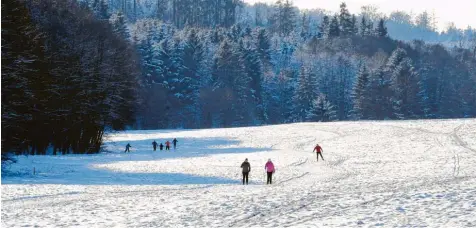  ?? Foto: Marcus Merk ?? In Wollbach bei Zusmarshau­sen ist einiges los auf den Loipen (Bild). Auch auf dem Golfplatz Leitershof­en drehen viele Langläufer ihre Runden.