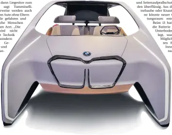  ??  ?? Welche Gestalt genau künftige Autos haben werden, ist schwer vorherzusa­gen, doch autonomes Fahren und die Elektromob­ilität werden ihre Spuren hinterlass­en – wie bei der Studie i Inside Future von BMW (oben). Hinter einer verglasten Front erstrahlt bei...