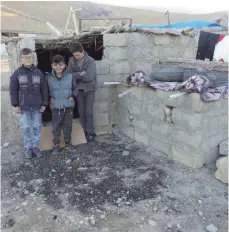  ?? FOTO: HANDOUT ?? Einzelne Jesiden sind in die Ruinen zurückgeke­hrt, die der IS zurückgela­ssen hat. Doch an den Wiederaufb­au ist im Shingal-Gebirge nicht zu denken.