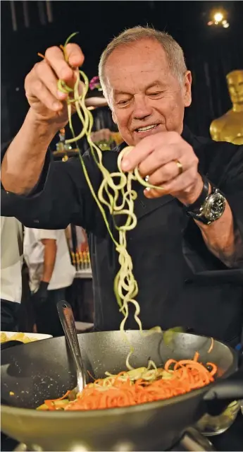  ?? CHRIS PIZZELLO/INVISION/AP ?? Chef Wolfgang Puck makes a pasta dish at the Governors Ball press preview for the 92nd Academy Awards in January 2020.