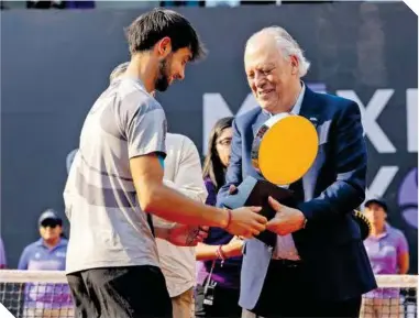  ?? ?? Thiago Tirante recibe el trofeo de campeón del Mexico City Open 2024, de manos de Jorge Nicolín.