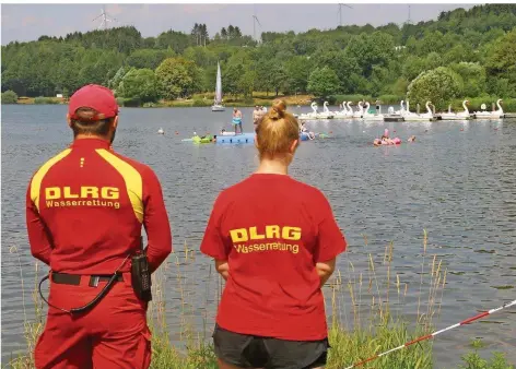  ?? FOTO: EVELYN SCHNEIDER ?? Die Rettungssc­hwimmer der DLRG überwachen die Badegäste am Strandbad in Gonnesweil­er.