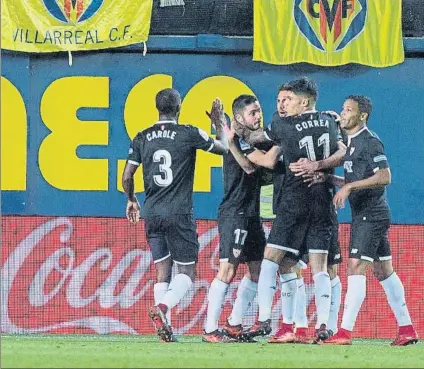  ?? FOTO: EFE ?? Los jugadores del Sevilla celebran uno de los goles en el Estadio de La Cerámica. En apenas 20 minutos remontaron un 2-0 adverso