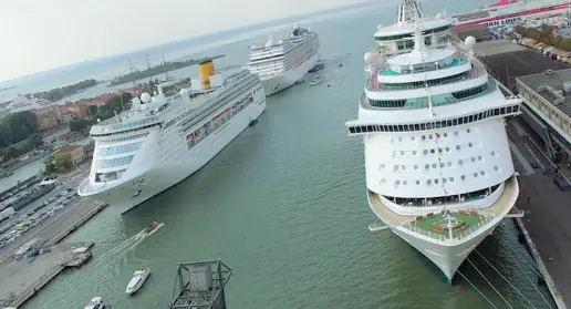  ??  ?? Il terminal La stazione Marittima dell’Autorità portuale di Venezia con le navi da crociera ormeggiate e pronte all’imbarco dei passeggeri