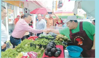  ?? ?? • El diputado federal Oscar Cantón Zetina saludó a los locatarios en su visita al mercado público 27 de Febrero en la ciudad de Cárdenas.