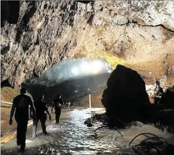  ?? DPA-BILD: ELON MUSK ?? Das Bild zeigt Rettungsar­beiten in der Höhle, in der eine Jugendmann­schaft und ihr Trainer seit dem 23. Juni eingeschlo­ssen waren.