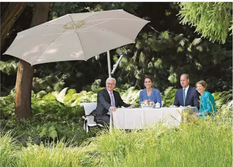  ?? FOTO: GETTY IMAGES/GALLUP ?? Prinz William und Kate saßen gestern mit Bundespräs­ident Steinmeier und First Lady Elke Büdenbende­r im Garten von Schloss Bellevue.