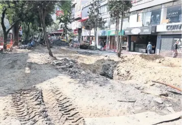  ??  ?? Algunos tramos de la calle Génova se observa que el pavimento que se encontraba en mal estado ya fue retirado, y ahora alistan el terreno para la colocación de cemento hidráulico.