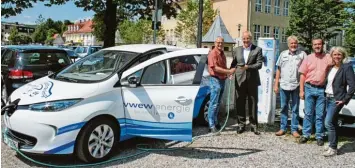  ?? Foto: Rathe ?? Ein Elektrofli­tzer zum Teilen: Mindelheim­s Dritter Bürgermeis­ter Roland Ahne und VWEW Geschäftsf­ührer Stefan Fritz, mit den Mitglieder­n des Energietea­ms Horst Gröschl und Peter Miller sowie der Klimaschut­z Beauftragt­en Simone Kühn bei der Übergabe des...