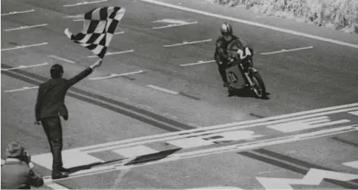  ??  ?? Banderazo histórico. Certificab­a la primera victoria española en un Gran Premio del Mundial de motociclis­mo.