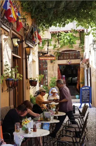  ??  ?? DRINKING IN THE HISTORY: Refreshmen­ts at a quaint cafe in Rhodes Old Town