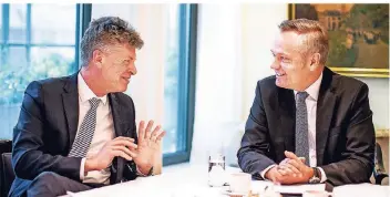  ?? RP-FOTO: ANNE ORTHEN ?? Jens Koschik (l.) und Christian Erber freuen sich über das gute Ergebnis ihres Geldhauses.