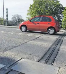  ?? FOTO: LENA MÜSSIGMANN ?? Die Meersburge­r Brücke in Ravensburg muss saniert werden. Die Übergänge zur Brücke seien unter anderem durch den Winterdien­st aufgerisse­n worden, sagt ein Experte. Das seien aber nicht die einzigen Schäden.