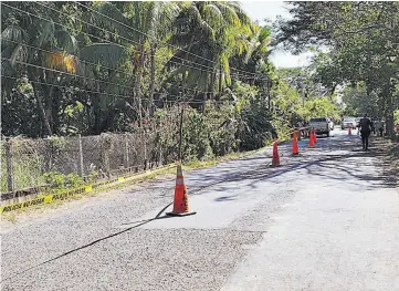  ??  ?? Cercanía. La vivienda se encuentra a aproximada­mente 200 metros de distancia del puesto policial de El Cuco. A pesar de tener lesiones con arma de fuego, agentes policiales no escucharon nada.