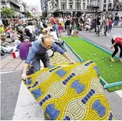  ?? BILDER: SN/STRICKER, PICTUREDES­K-AFP, ZUMA-ALVAREZ ?? Der Boulevard Anspach war bis vor Kurzem noch eine ständig verstopfte Hauptverke­hrsroute durch das Zentrum Brüssels. Die Debatte um den Boulevard begann bereits 2012, als Aktivisten zum Picknick auf der Fahrbahn riefen.