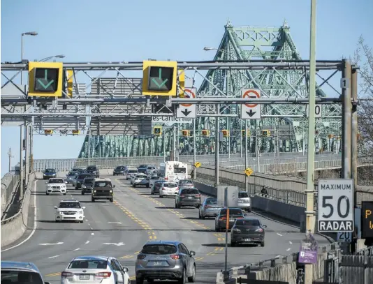  ?? PHOTO D’ARCHIVES, PIERRE-PAUL POULIN ?? Même en temps de confinemen­t, 35 000 véhicules passaient encore chaque jour sur le pont Jacques-Cartier, à Montréal.