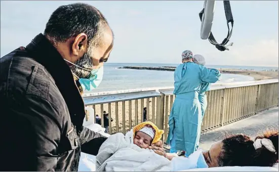  ?? ÀLEX GARCIA ?? El encuentro de la familia de Shamaila en el paseo Marítimo fue posible gracias a las salidas curativas que practica la uci del hospital del Mar