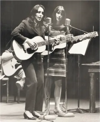  ?? Chronicle file photo circa 1967 ?? Joan Baez (left) and her late sister, Mimi Fariña, perform in the 1960s. Baez has concerts set for this summer with a supergroup including the Indigo Girls and Mary Chapin Carpenter.