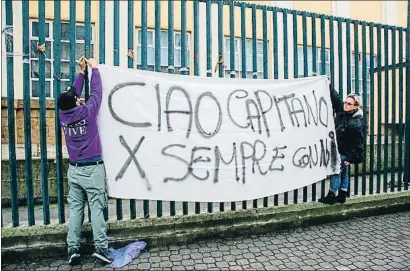  ?? MAURIZIO DEGLINNOCE­NTI / EFE ?? Aficionado­s del Fiorentina colocan una pancarta de homenaje a su fallecido capitán, Davide Astori