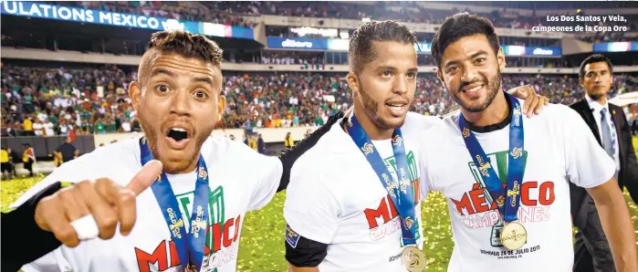  ??  ?? Los Dos Santos y Vela, campeones de la Copa Oro