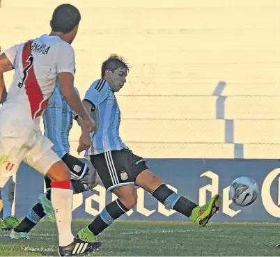  ?? AFP ?? El envión.
Gio Simeone anota el cuarto gol de Argentina. Al final logró otro de cabeza.