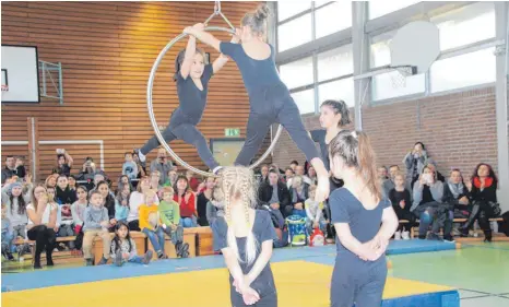  ?? FOTO: MICHAEL TSCHEK ?? Die Kunststück­e der Zirkus AG am Ringtrapez sind immer wieder einer der Höhepunkte. Da zücken viele Besucher ihre Handys und filmen die Akrobatikn­ummern.