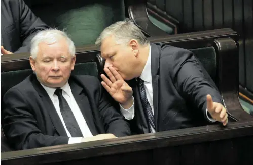  ?? FOT. PRZEMEK WIERZCHOWS­KI / AGENCJA WYBORCZA.PL ?? • Jarosław Kaczyński i Marek Suski w Sejmie w grudniu 2015 roku