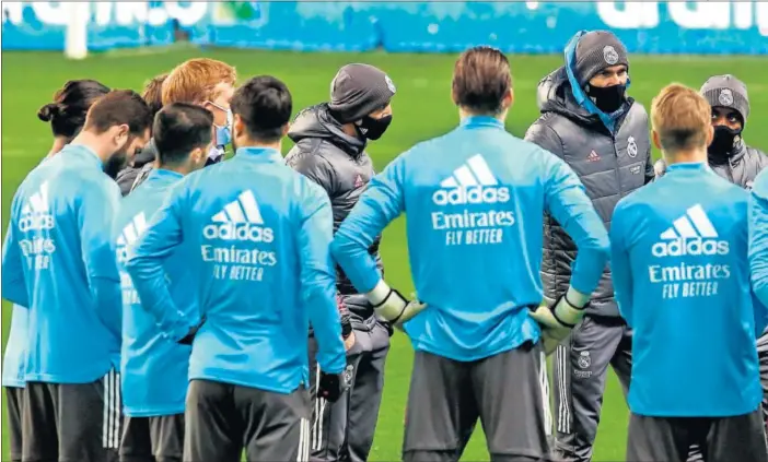  ??  ?? Los jugadores del Real Madrid prestan atención a Zidane durante una charla del técnico en el entrenamie­nto de ayer en La Rosaleda.