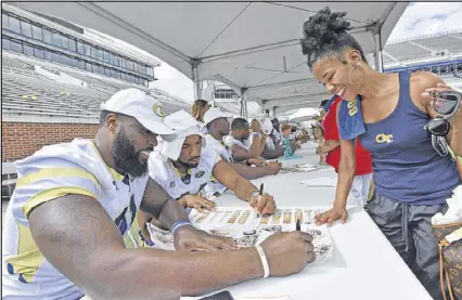  ?? HYOSUB SHIN / HSHIN@AJC.COM ?? It’s up to defensive linemen Patrick Gamble (left) and Rod Rook-Chungong to help generate a pass rush this season. Georgia Tech had just 14 sacks last year, an ACC low.