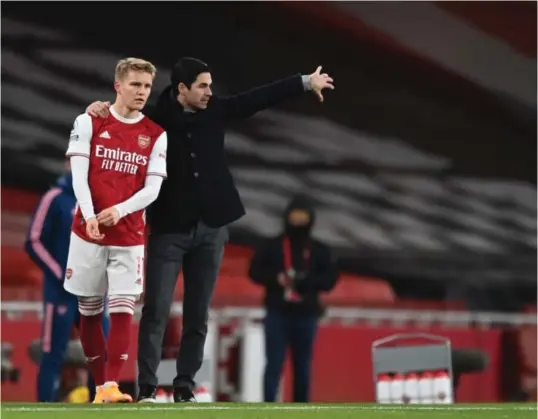  ?? FOTO: REUTERS ?? Mikel Arteta gir sine instrukser før han sender Martin Ødegaard på banen etter 82 minutter.