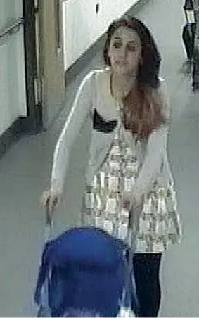  ??  ?? Verso la Siria Tareena Shakil, con il passeggino, ripresa dalle telecamere dell’aeroporto delle East Midlands