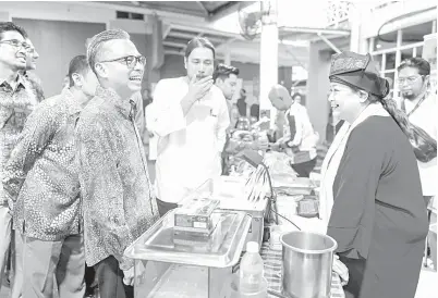  ?? — Gambar Bernama ?? MESRA: Fahmi (dua kiri) ketika hadir pada Majlis Iftar Ramadan sempena Hari Seniman di Dataran Karyawan Perbadanan Kemajuan Filem Nasional Malaysia (FINAS) Hulu Klang di Kuala Lumpur, kelmarin.