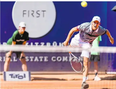  ??  ?? Auftakterf­olg: Dominic Thiem hatte am Dienstag im Doppel seinen ersten Auftritt in Kitzbühel. „Der Sieg war wichtig für das Einzel am Mittwoch“