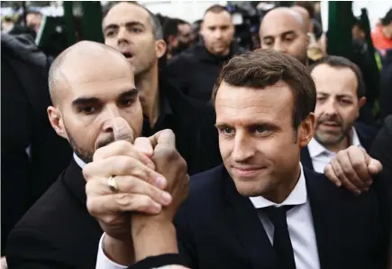  ?? MARTIN BUREAU/AFP ?? Sondagens de opinião mostram vantagem de Emmanuel Macron diante da adversária da Frente Nacional Marine Le Pen da extrema direita