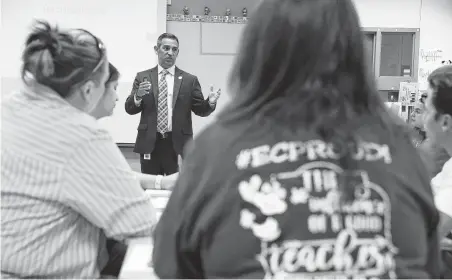  ?? Jerry Lara / Staff photograph­er ?? Johnny Hernandez, ECISD’s student service director, conducts an EC Cares presentati­on for staff at Oak Crest Elementary School.