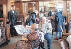  ?? FOTO: DPA ?? Senioren in einem Wiener Kaffeehaus: In Österreich stehen die Rentner finanziell besser da als die in Deutschlan­d.