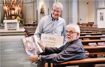  ?? RP-FOTO: A. BLAZY ?? Fotograf Reiner Ruhl (r.) und der stellvertr­etende Vorsitzend­e des Fördervere­ins, Rolf Hitzbleck, stellten gestern den JubiläumsK­alender vor.